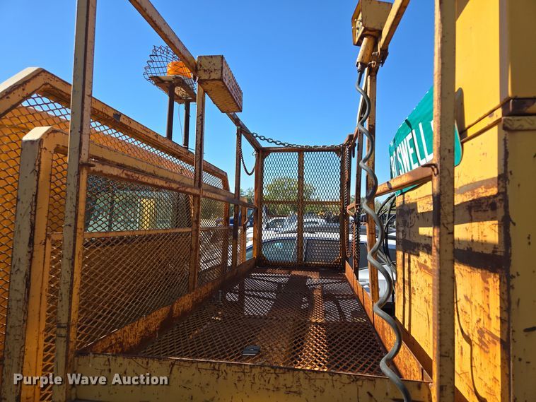 image for item EE8659 1997 International  4700 LP  utility / service truck