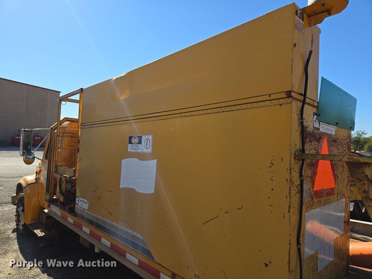 image for item EE8659 1997 International  4700 LP  utility / service truck