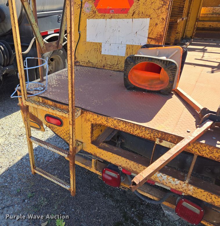 image for item EE8659 1997 International  4700 LP  utility / service truck