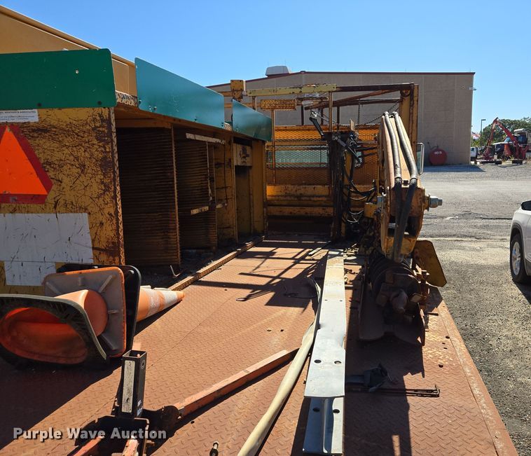 image for item EE8659 1997 International  4700 LP  utility / service truck