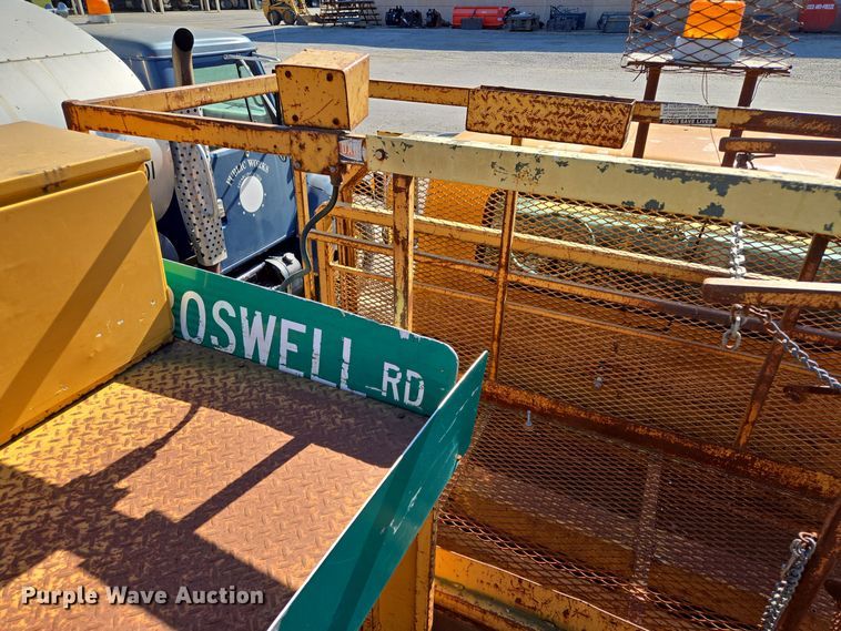 image for item EE8659 1997 International  4700 LP  utility / service truck