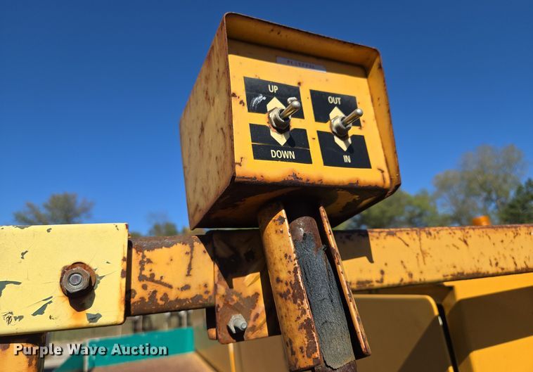 image for item EE8659 1997 International  4700 LP  utility / service truck