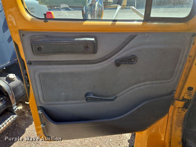 image for item EE8659 1997 International  4700 LP  utility / service truck