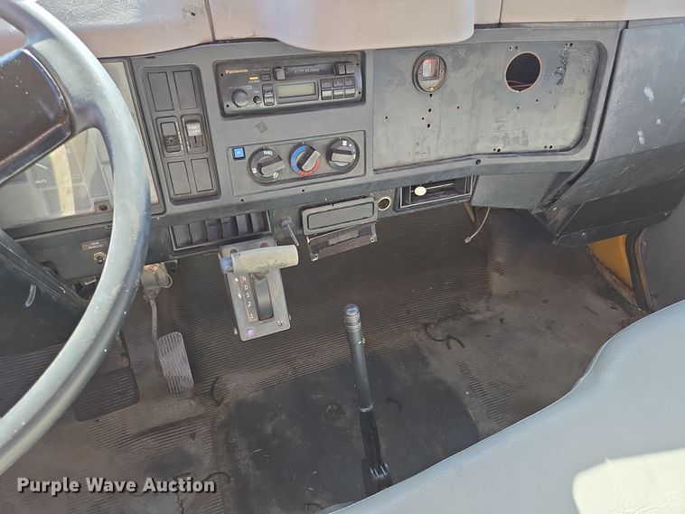 image for item EE8659 1997 International  4700 LP  utility / service truck