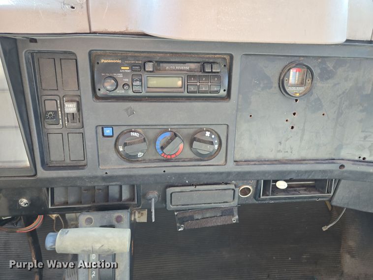 image for item EE8659 1997 International  4700 LP  utility / service truck