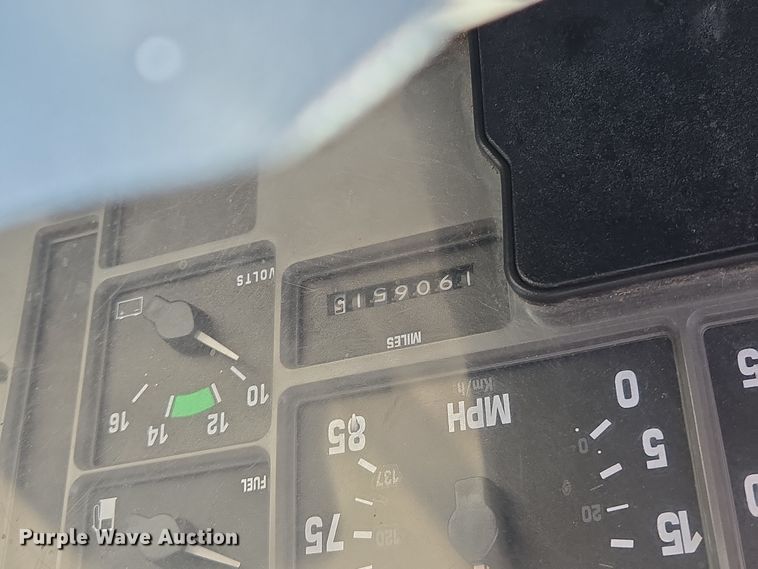 image for item EE8659 1997 International  4700 LP  utility / service truck