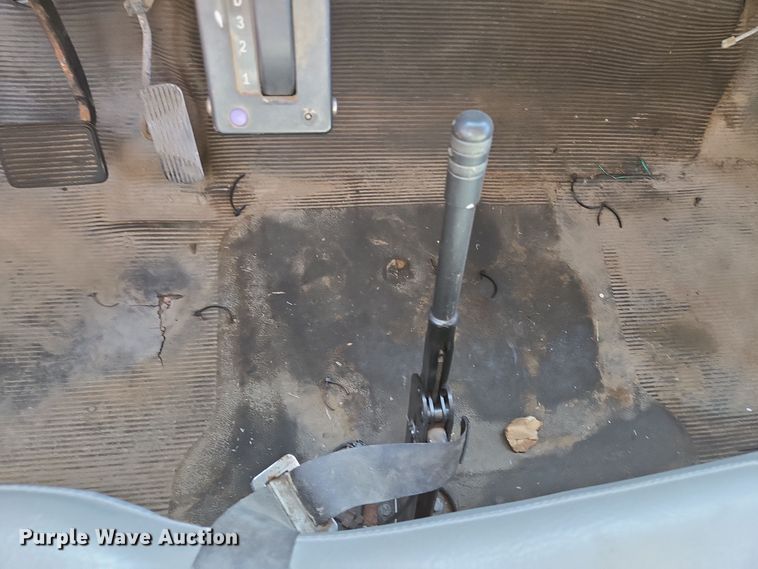 image for item EE8659 1997 International  4700 LP  utility / service truck