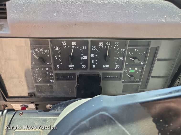 image for item EE8659 1997 International  4700 LP  utility / service truck