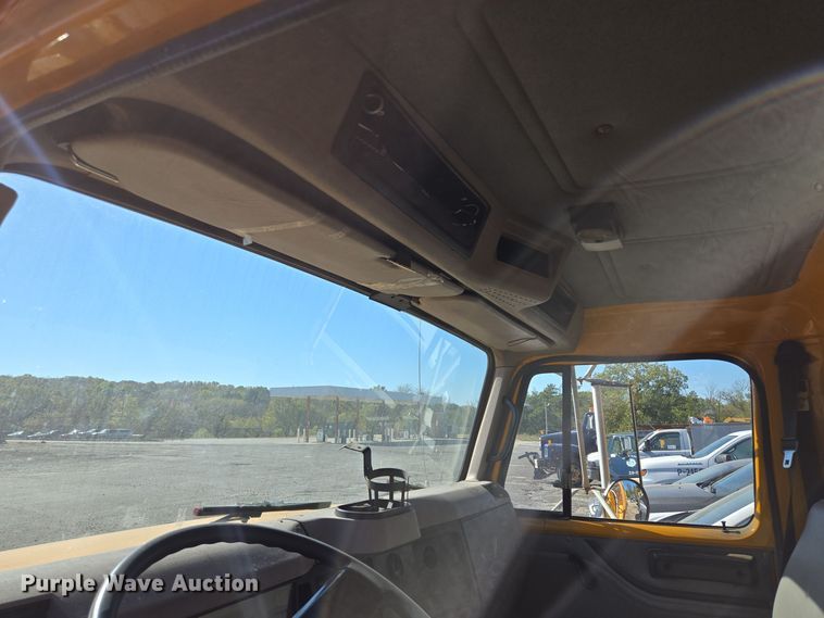 image for item EE8659 1997 International  4700 LP  utility / service truck