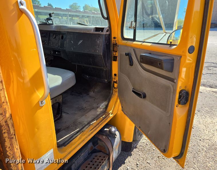 image for item EE8659 1997 International  4700 LP  utility / service truck