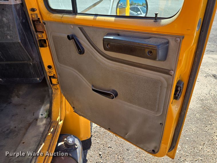 image for item EE8659 1997 International  4700 LP  utility / service truck