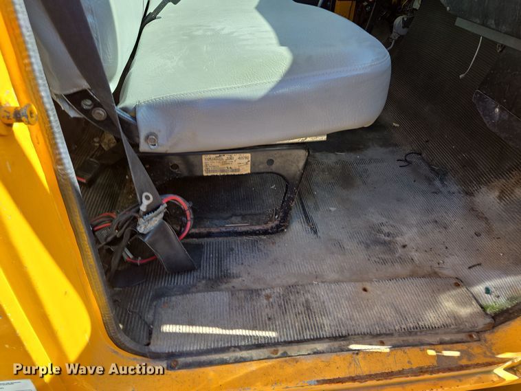 image for item EE8659 1997 International  4700 LP  utility / service truck