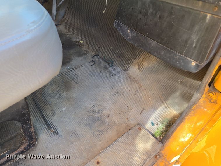 image for item EE8659 1997 International  4700 LP  utility / service truck