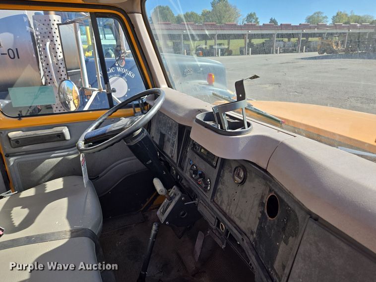 image for item EE8659 1997 International  4700 LP  utility / service truck