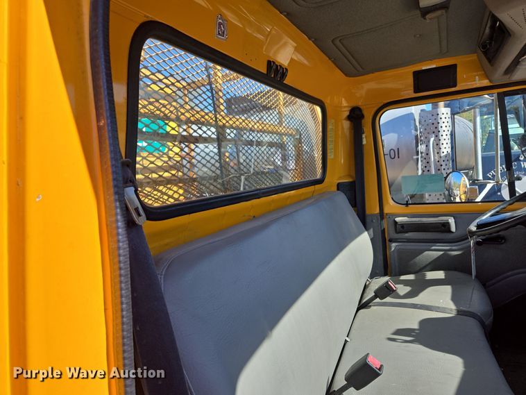 image for item EE8659 1997 International  4700 LP  utility / service truck