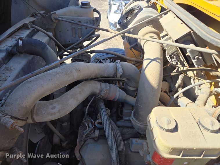 image for item EE8659 1997 International  4700 LP  utility / service truck