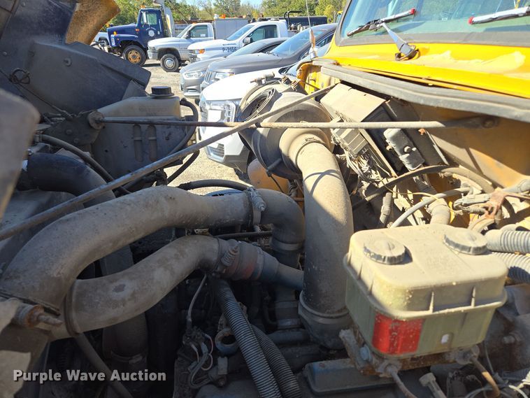 image for item EE8659 1997 International  4700 LP  utility / service truck