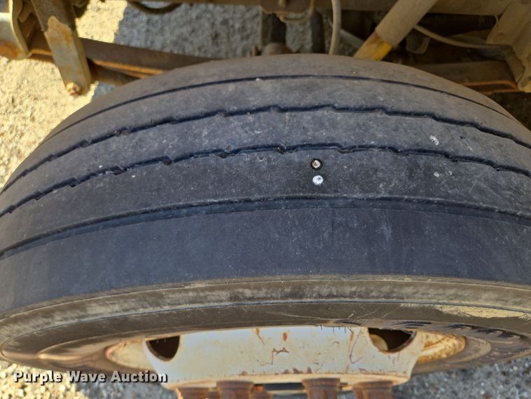 image for item EE8659 1997 International  4700 LP  utility / service truck