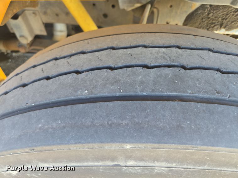 image for item EE8659 1997 International  4700 LP  utility / service truck