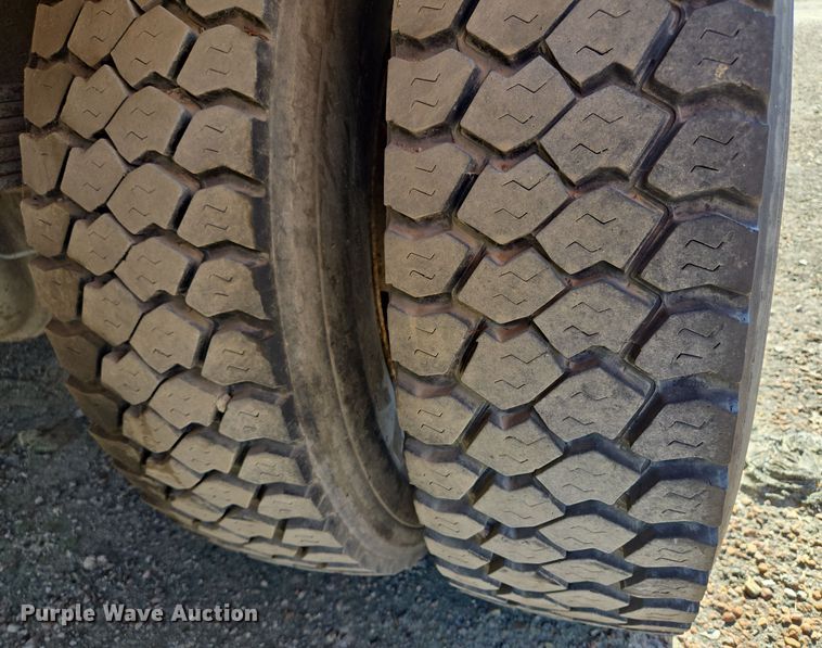 image for item EE8659 1997 International  4700 LP  utility / service truck