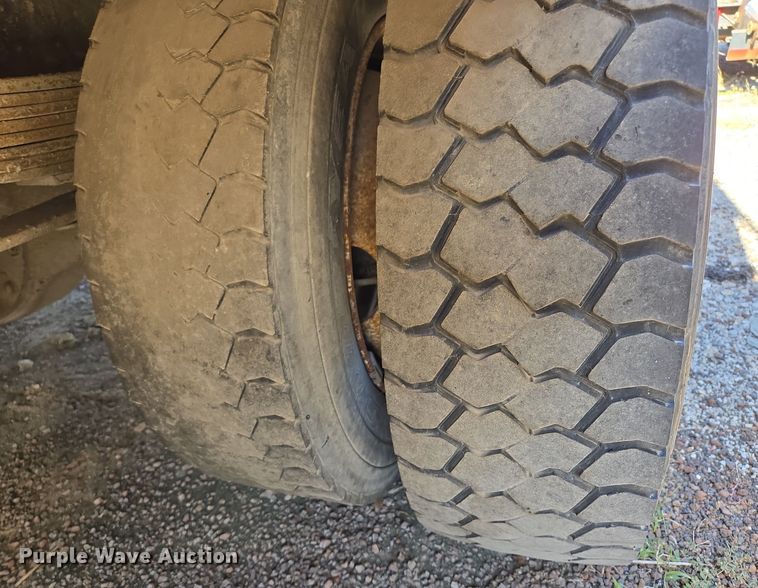 image for item EE8659 1997 International  4700 LP  utility / service truck