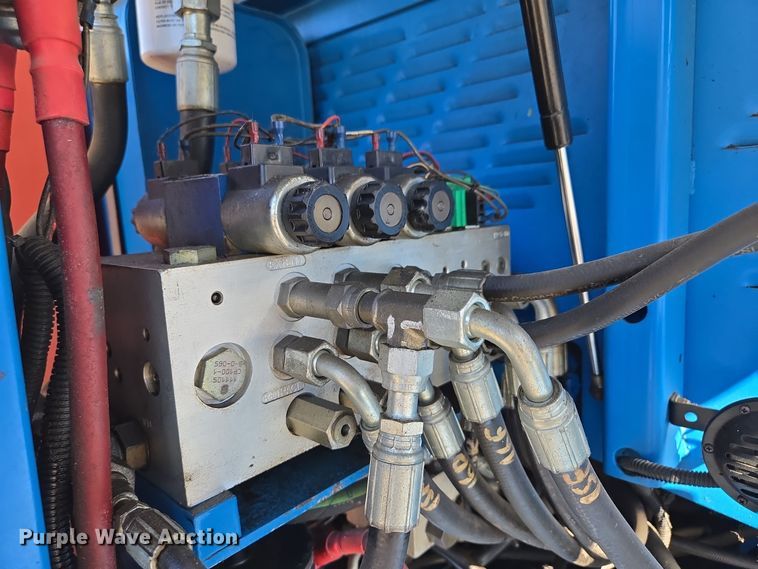 image for item EE8673 2001 Genie  S-65  boom lift