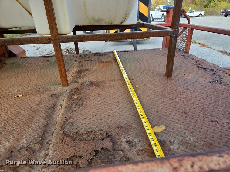 image for item EE8680 1988 Buck utility trailer