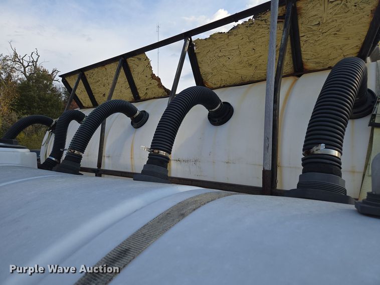 image for item EE8680 1988 Buck utility trailer