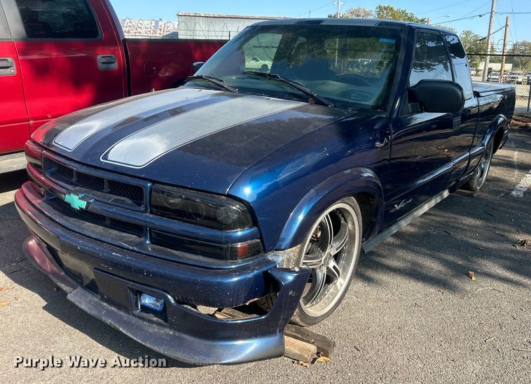 image for item EG0584 2002 Chevrolet S10 Ext. Cab pickup truck