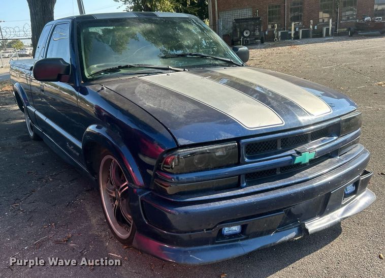 image for item EG0584 2002 Chevrolet S10 Ext. Cab pickup truck