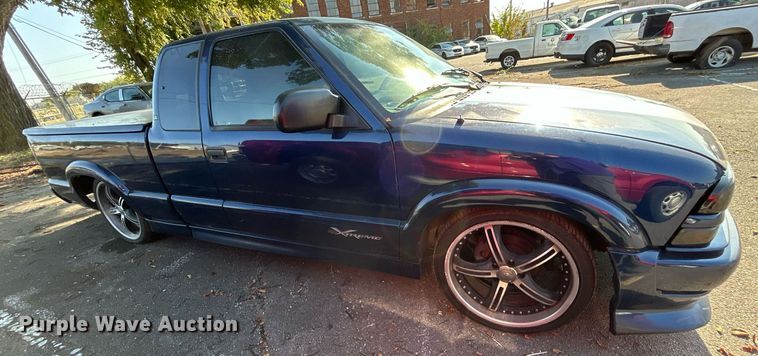 image for item EG0584 2002 Chevrolet S10 Ext. Cab pickup truck