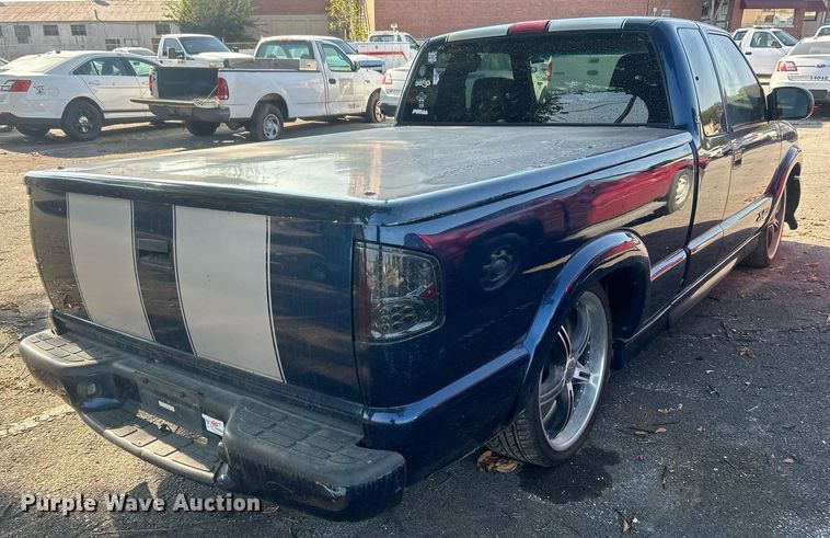 image for item EG0584 2002 Chevrolet S10 Ext. Cab pickup truck