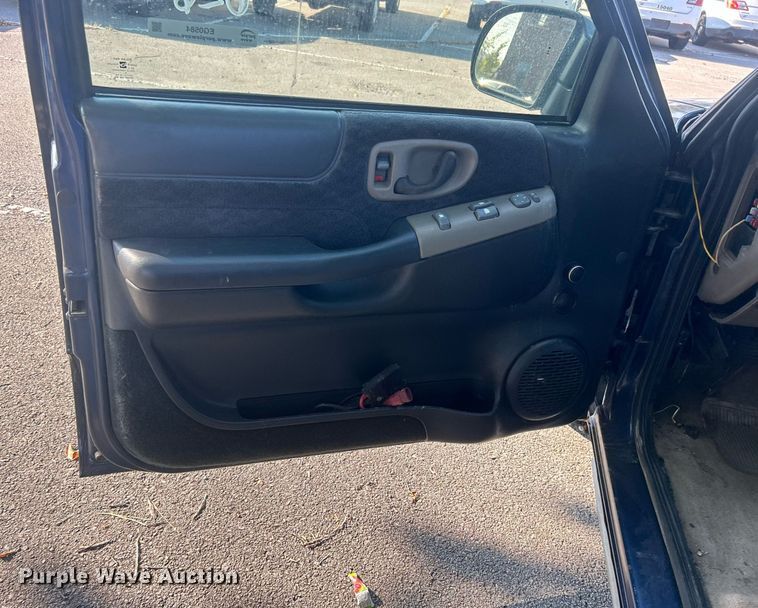 image for item EG0584 2002 Chevrolet S10 Ext. Cab pickup truck