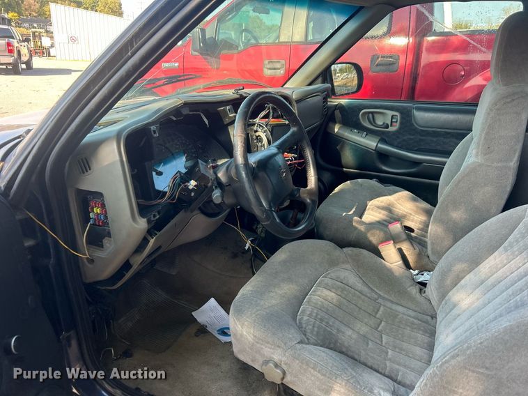 image for item EG0584 2002 Chevrolet S10 Ext. Cab pickup truck