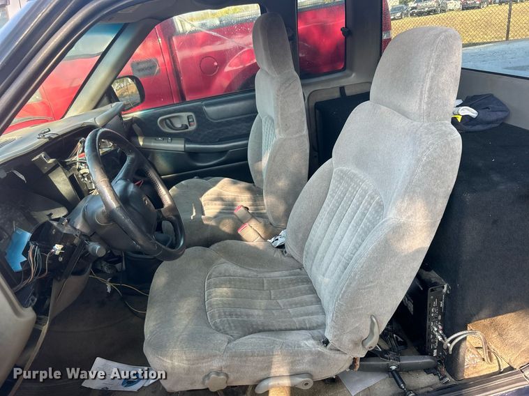 image for item EG0584 2002 Chevrolet S10 Ext. Cab pickup truck