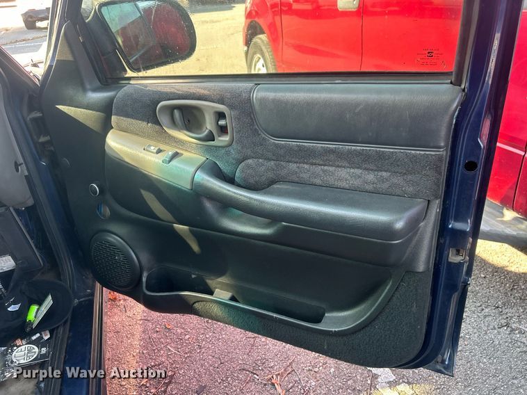 image for item EG0584 2002 Chevrolet S10 Ext. Cab pickup truck