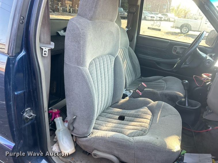 image for item EG0584 2002 Chevrolet S10 Ext. Cab pickup truck