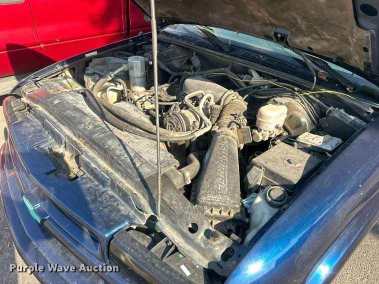 image for item EG0584 2002 Chevrolet S10 Ext. Cab pickup truck