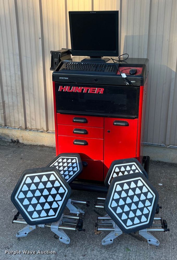 image for item EH2889 Hunter R811 alignment machine