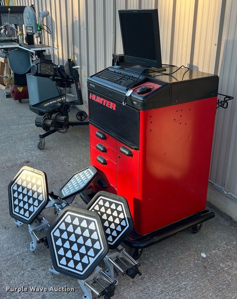 image for item EH2889 Hunter R811 alignment machine