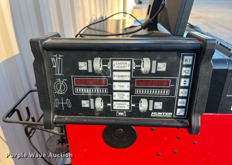 image for item EH2889 Hunter R811 alignment machine