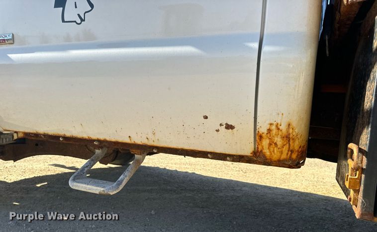 image for item EH7117 2006 Ford F550 Super Duty XL flatbed truck