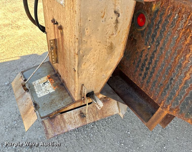 image for item EH7117 2006 Ford F550 Super Duty XL flatbed truck