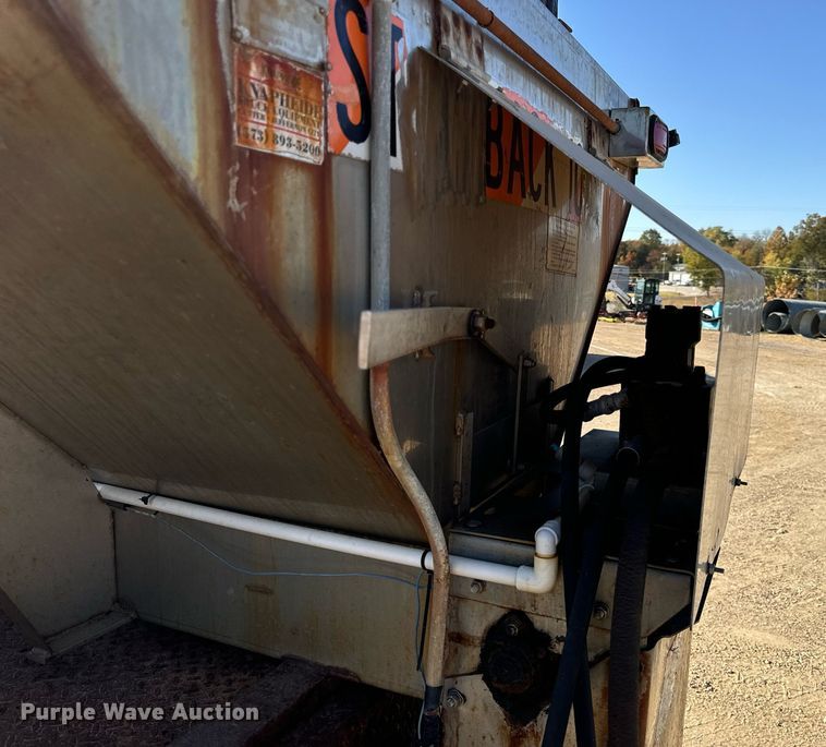 image for item EH7117 2006 Ford F550 Super Duty XL flatbed truck