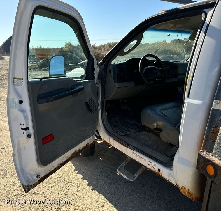 image for item EH7117 2006 Ford F550 Super Duty XL flatbed truck
