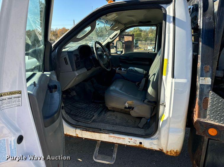 image for item EH7117 2006 Ford F550 Super Duty XL flatbed truck