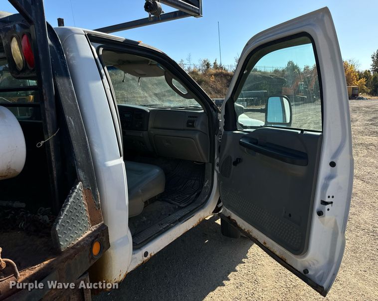 image for item EH7117 2006 Ford F550 Super Duty XL flatbed truck