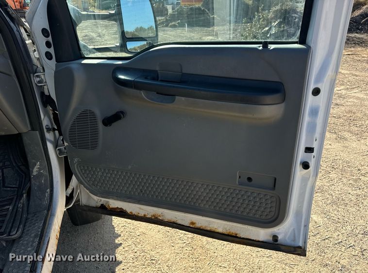 image for item EH7117 2006 Ford F550 Super Duty XL flatbed truck