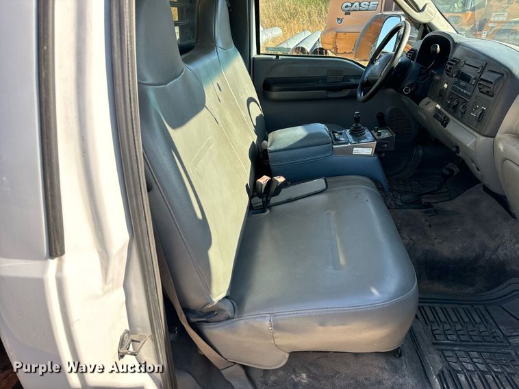 image for item EH7117 2006 Ford F550 Super Duty XL flatbed truck