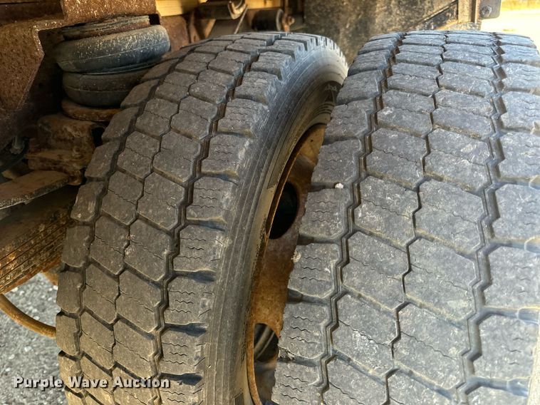 image for item EH7117 2006 Ford F550 Super Duty XL flatbed truck